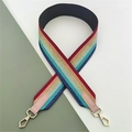Dettaglio della tracolla arcobaleno con estremità in pelle rosa e moschettoni in metallo dorato - Chiusura in Argento / Multicolore + Pelle Rosa