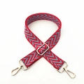 Dettaglio della tracolla regolabile in nylon rosso e blu con chiusure dorate - Chiusura in Argento / Grigio Rosso