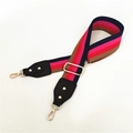 Dettaglio di un'ampia tracolla intrecciata regolabile con strisce colorate e ganci dorati - Righe Blu Marino Bordeaux con Pelle Nera