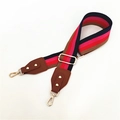 Dettaglio della tracolla a righe colorate regolabile con ganci in metallo dorato - Righe Blu Marino Bordeaux con Pelle Marrone