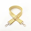 Dettaglio della tracolla regolabile in tessuto chevron giallo e bianco con ganci dorati - Chiusura in Argento / Giallo