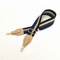 Détail de la bandoulière réglable rayée bleu marine et beige avec mousquetons dorés - Rayures Marine avec Cuir Kaki