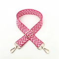 Dettaglio della tracolla con motivo chevron rosa e bianco e fibbie in metallo dorato - Chiusura in Argento / Rosa