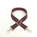 Dettaglio della tracolla intrecciata rossa e nera con moschettoni in metallo dorato lucido - Stile 1 / Chiusura in Argento