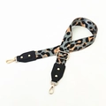 Dettaglio della tracolla regolabile con stampa leopardata, borchie dorate e ganci a moschettone - Grigio