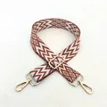 Dettaglio della tracolla jacquard boho regolabile con fibbie dorate e motivi chic - No. 1 Marrone