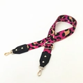 Dettaglio della tracolla regolabile con stampa leopardata e rivetti dorati lucidi - Rosa Rosso