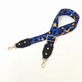 Tracolla regolabile con stampa leopardata blu, rivetti dorati e ganci metallici - Celeste
