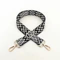 Dettaglio della tracolla intrecciata in bianco e nero con moschettoni in metallo dorato - N. 7 Quadri Nero Bianco