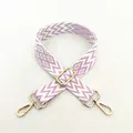 Dettaglio tracolla regolabile viola e bianca con ganci rotanti in metallo dorato - No. 10 Viola