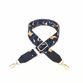 Nahaufnahme des Taschenriemens mit Leopardenmuster, verstellbarer Schnalle und Goldkarabinern - Blau
