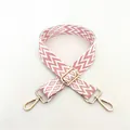 Dettaglio della tracolla in tessuto rosa e crema con moschettoni dorati e trama geometrica - No. 13 Rosa