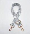 Dettaglio della tracolla tessuta a chevron geometrico con ganci girevoli in metallo oro - No. 16 Grigio