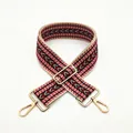 Dettaglio tracolla etnica con motivi a V e fibbie in metallo dorato di alta qualità - Motivo a V Rosso Nero Beige (Stile 7A)