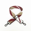 Detail van verstelbare crossbody tasriem met rode en witte strepen en zwarte haken - Bordeaux Contrast met Gun Black Gesp