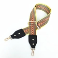 Détail de la sangle ethnique avec rivets dorés et fermoir mousqueton réglable - Jaune avec garniture en cuir noir