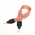 Détail de la bandoulière réglable orange style ethnique avec mousquetons dorés - Orange + Cuir Noir