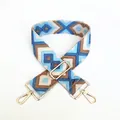 Detail eines verstellbaren gewebten Tragegurts mit Goldhaken und blauem Muster - Silberverschluss / Hellblau Braun Diamant (Nr. 37)