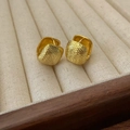 Pendientes de aro cuadrados dorados con textura única de metal trenzado para mujer - Dorado