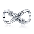 Makroaufnahme von Silber-Infinity-Charm mit Zirkonia-Blumen und Gravur LOVE für Armband - Unendliche Liebe Stil (W-PAC007)