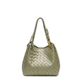 Sac seau tissé en cuir vert sauge avec une boucle décorative en métal doré brillant - Grand / Vert Travertin