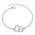 Vue détaillée du bracelet à maillons cœurs argentés sertis de strass scintillants - Bracelet / Argent