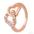 Bague élégante en or rose avec deux cœurs entrelacés et des cristaux de zircone brillants - Bague / Or rose