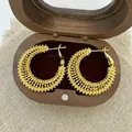 Eleganti orecchini a cerchio intrecciati placcati oro in una lussuosa scatola di legno - Oro