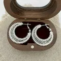Eleganti orecchini a cerchio intrecciati argento su velluto rosso in scatola - Argento