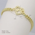 Detail eines Gold-Panzerarmbands mit einem LOVE-Herzanhänger und eingelegten Zirkoniasteinen - LOVE Hohles Herz (DB241210-A)