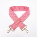 Detail eines verstellbaren rosa-beigen geometrisch gewebten breiten Schultergurts mit Goldclips - Silberverschluss / Rosa