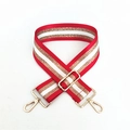 Détail de la bandoulière ajustable tissée avec rayures rouges, dorées et crochets - Rouge