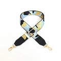 Dettaglio di un'ampia tracolla mimetica regolabile con motivi glitterati dorati e ganci - Filo Blu Chiaro Oro Con Pelle Nera