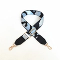 Dettaglio tracolla regolabile mimetica con ganci in metallo dorato e finiture in pelle - Filo Blu Chiaro Argento Con Pelle Nera