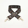 Dettaglio della tracolla larga stile etnico per borse con ricamo floreale e ganci dorati - Chiusura in Argento / Stile 51