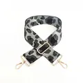 Dettaglio della tracolla regolabile con stampa leopardata e ganci in metallo dorato - Leopardo Grigio Scuro (Stile 10) / Chiusura in Argento