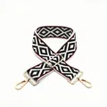 Dettaglio della tracolla con motivo geometrico a rombi e moschettoni in metallo dorato - Chiusura in Argento / Stile 6 Rombo Nero