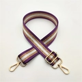 Détail de la sangle en nylon rayée violet et or réglable avec mousquetons dorés - Violet
