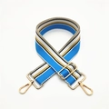 Détail de la bandoulière en nylon rayé avec fermoirs dorés et sangle réglable bleue - Bleu / Fermoir en Argent