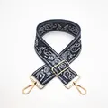 Dettaglio della tracolla tessuta con motivo paisley e moschettoni in metallo dorato - No.4 Grigio / Finiture ottone antico