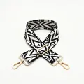 Dettaglio della tracolla ampia con motivo geometrico etnico bianco e nero e hardware oro - Chiusura in Argento / Stile 11 Bianco