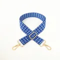 Dettaglio tracolla blu pied-de-poule con componenti metallici dorati regolabili - Chiusura in Argento / Blu