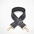 Dettaglio della tracolla intrecciata paisley con fibbie dorate e ganci girevoli - Blu / Finiture ottone antico