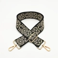 Detail eines gewebten Boheme-Taschenriemens mit verstellbaren polierten goldenen Metallteilen - Armeegrün