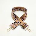 Details des verstellbaren Taschenriemens mit Leopardenmuster und goldenen Metallkarabinern - Silberverschluss / Rosa (Nr. 31)