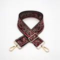 Dettaglio tracolla etnica con motivo paisley e fibbie in metallo dorato regolabili - N. 17 Nero Rosso Vino / Finiture ottone antico