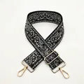 Dettaglio della tracolla con motivo paisley e ganci a moschettone in metallo dorato - N. 18 Nero / Finiture ottone antico