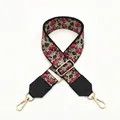 Dettaglio della tracolla ricamata etnica con ganci in metallo dorato e pelle nera - Stile Floreale Rosso Rosa su Base Nera (No. 1)