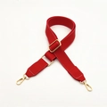 Dettaglio tracolla in pelle PU rossa con cuciture bianche e fibbia in metallo dorato - Rosso