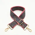 Dettaglio della tracolla intrecciata geometrica con moschettoni in metallo dorato - Chiusura in Argento / No. 7 Rosa Rossastro